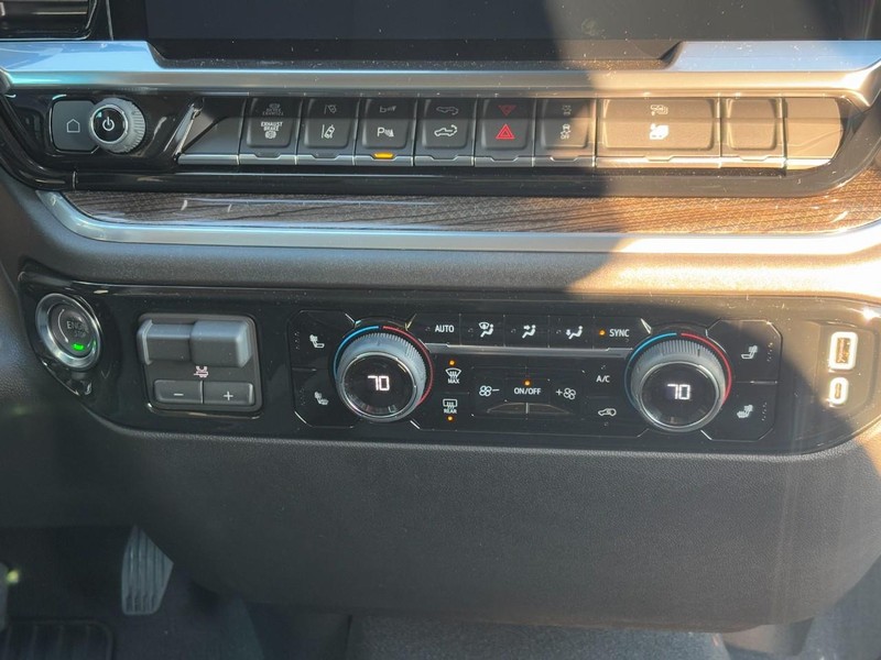 Chevrolet Silverado 2500HD Vehicle Image 09