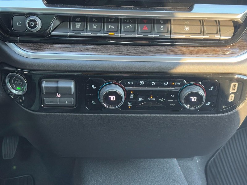 Chevrolet Silverado 2500HD Vehicle Image 16