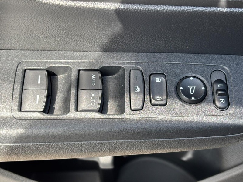 Honda CR-V Hybrid Vehicle Image 23