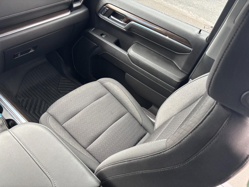 Chevrolet Silverado 1500 Vehicle Full-screen Gallery Image 15