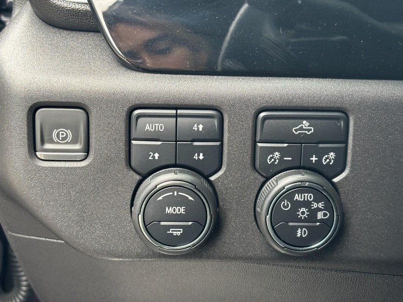 Chevrolet Silverado 1500 Vehicle Full-screen Gallery Image 16