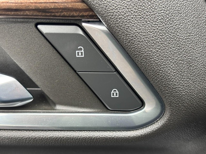 Chevrolet Silverado 1500 Vehicle Full-screen Gallery Image 25