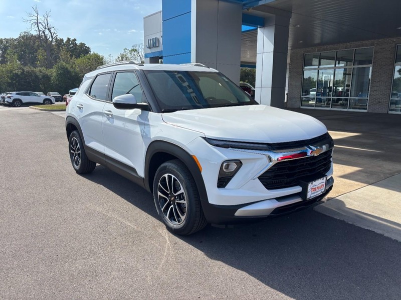 Chevrolet TrailBlazer Vehicle Image 02