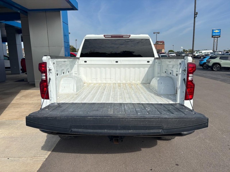 Chevrolet Silverado 1500 Vehicle Full-screen Gallery Image 04