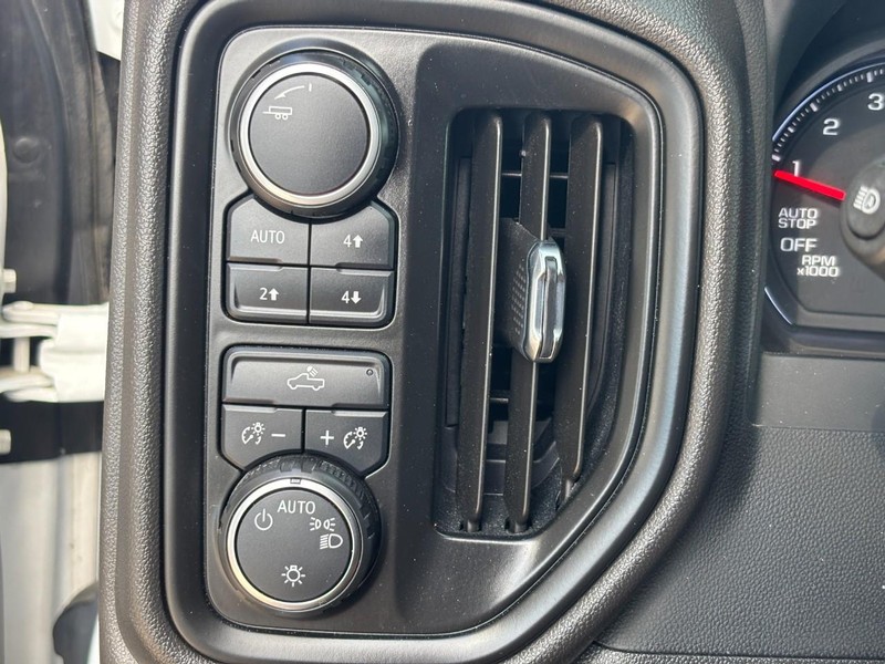 Chevrolet Silverado 1500 Vehicle Full-screen Gallery Image 16