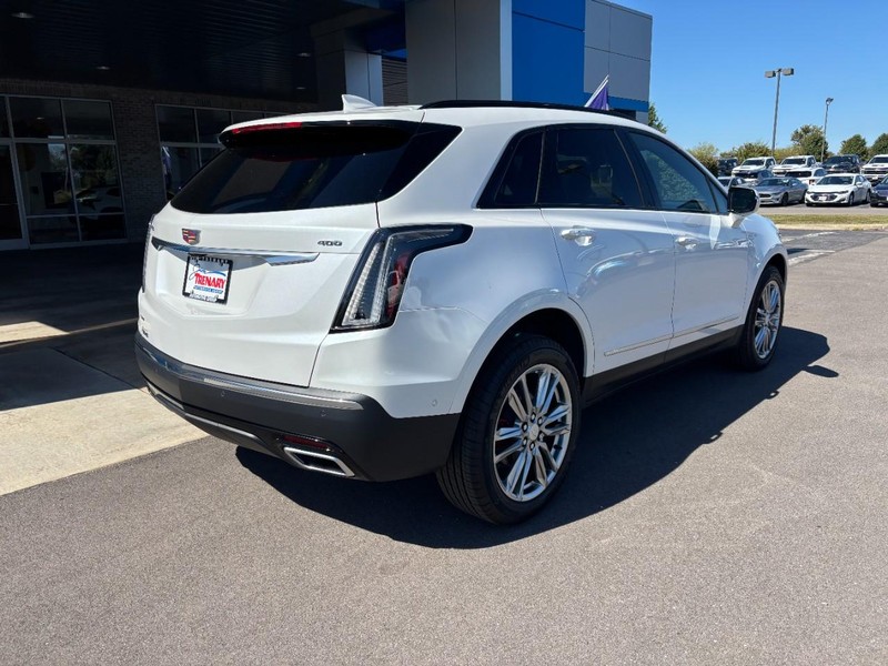 Cadillac XT5 Vehicle Full-screen Gallery Image 03