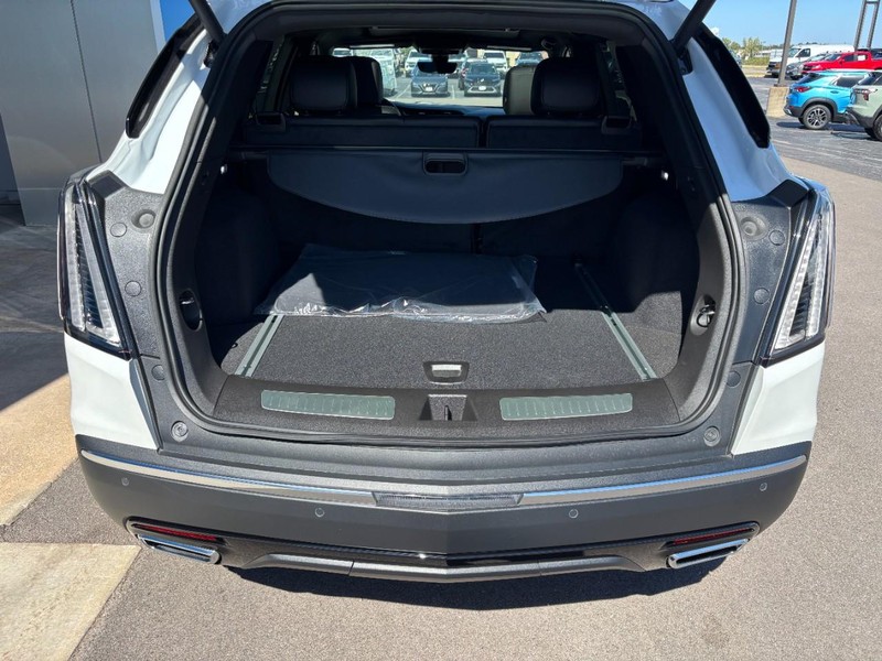 Cadillac XT5 Vehicle Full-screen Gallery Image 04