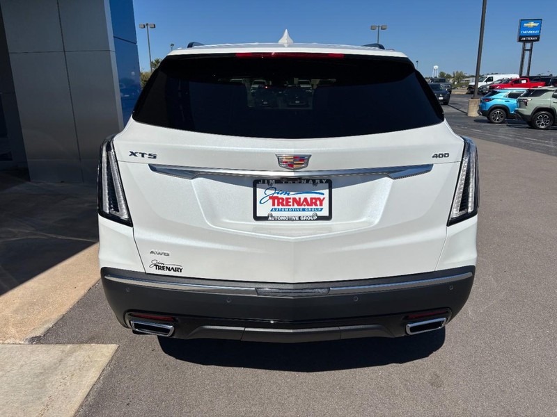 Cadillac XT5 Vehicle Full-screen Gallery Image 05
