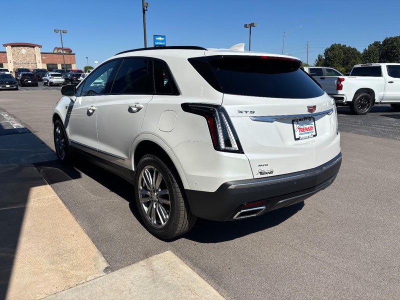 Cadillac XT5 Vehicle Full-screen Gallery Image 06