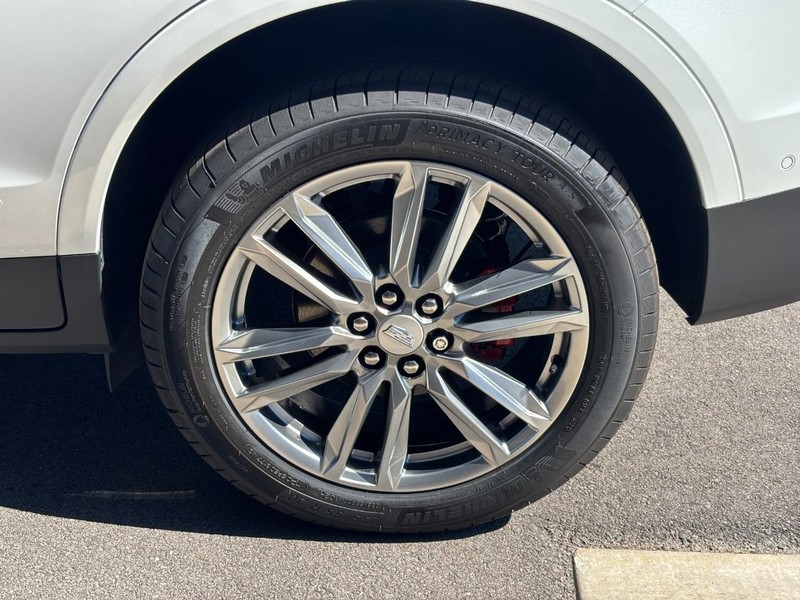 Cadillac XT5 Vehicle Full-screen Gallery Image 07