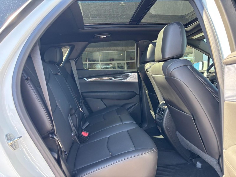 Cadillac XT5 Vehicle Full-screen Gallery Image 10