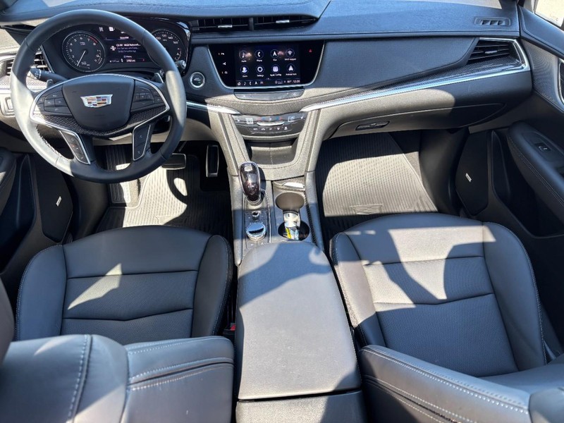 Cadillac XT5 Vehicle Full-screen Gallery Image 11