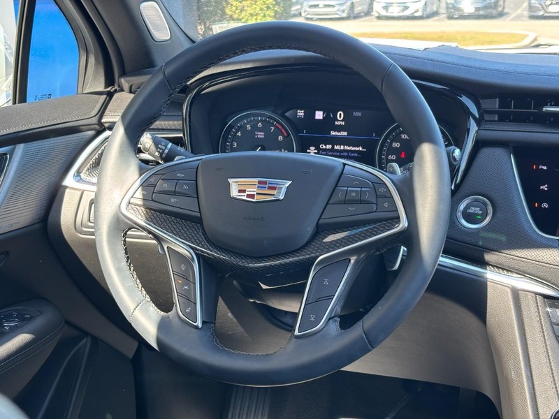 Cadillac XT5 Vehicle Full-screen Gallery Image 12