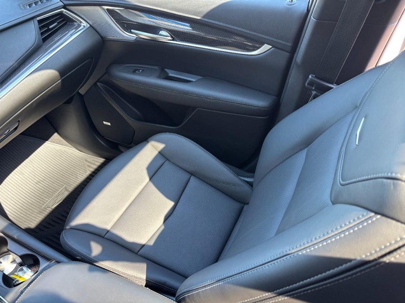 Cadillac XT5 Vehicle Full-screen Gallery Image 15