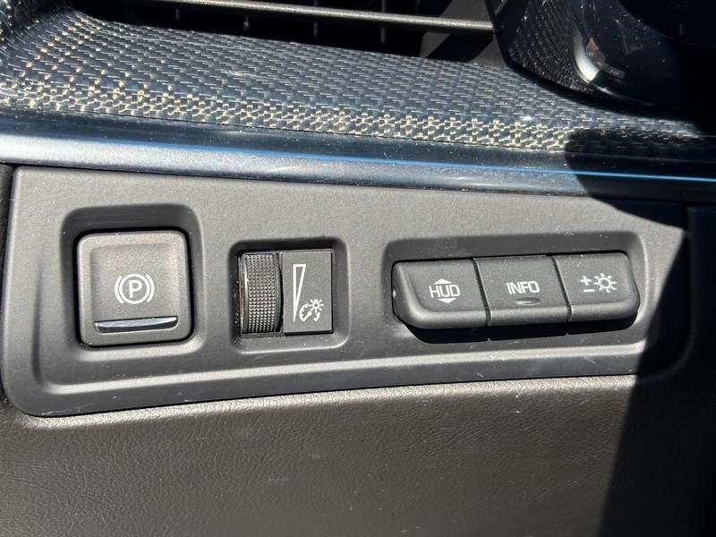 Cadillac XT5 Vehicle Full-screen Gallery Image 16