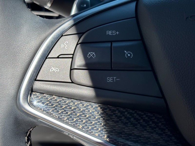 Cadillac XT5 Vehicle Full-screen Gallery Image 17