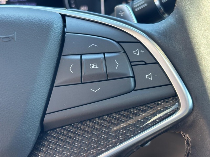 Cadillac XT5 Vehicle Full-screen Gallery Image 18