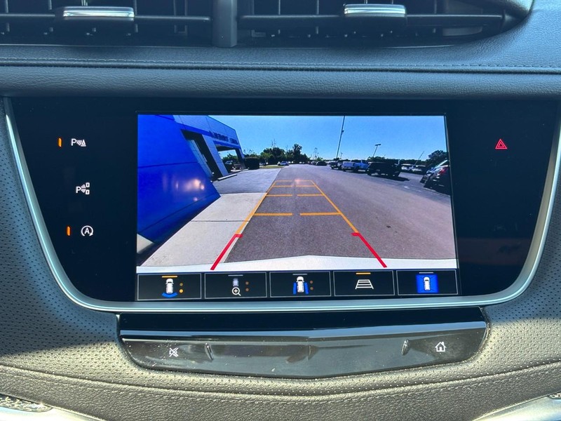 Cadillac XT5 Vehicle Full-screen Gallery Image 21