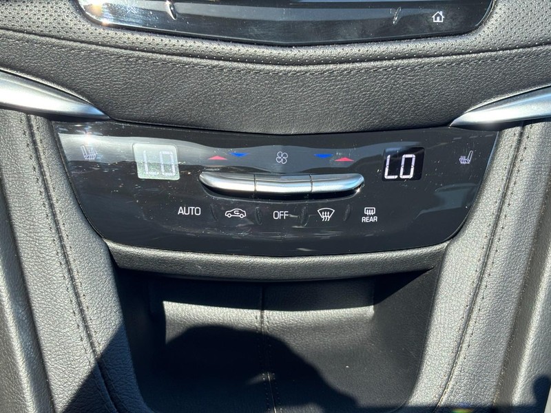 Cadillac XT5 Vehicle Full-screen Gallery Image 23