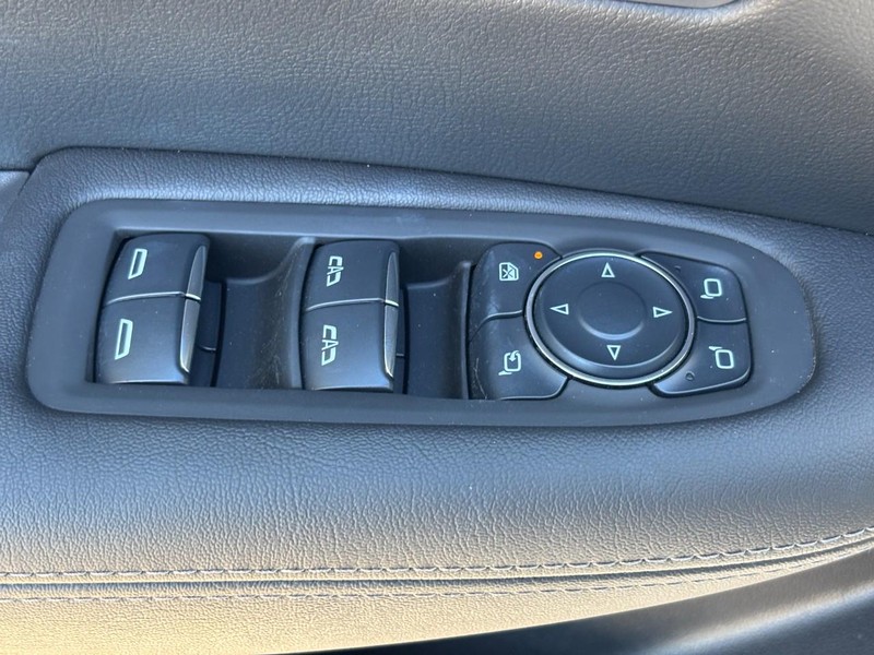 Cadillac XT5 Vehicle Full-screen Gallery Image 24