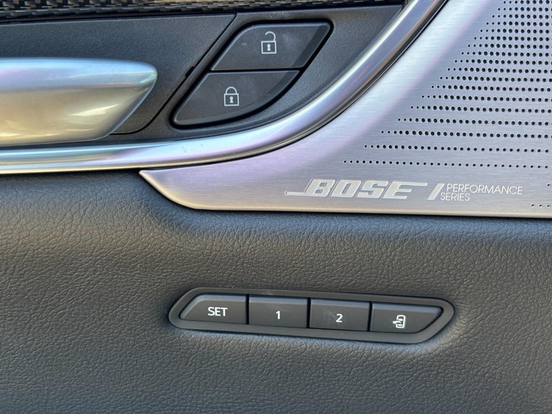 Cadillac XT5 Vehicle Full-screen Gallery Image 25