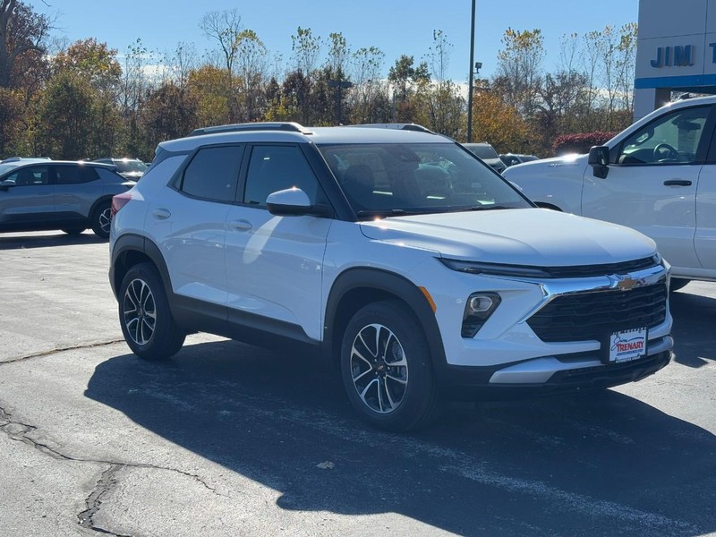 Chevrolet TrailBlazer Vehicle Image 02