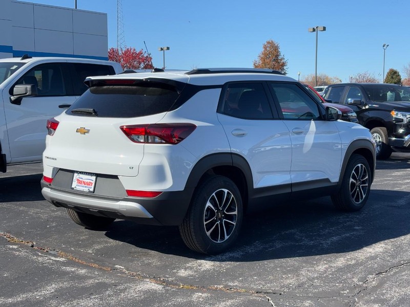 Chevrolet TrailBlazer Vehicle Image 03