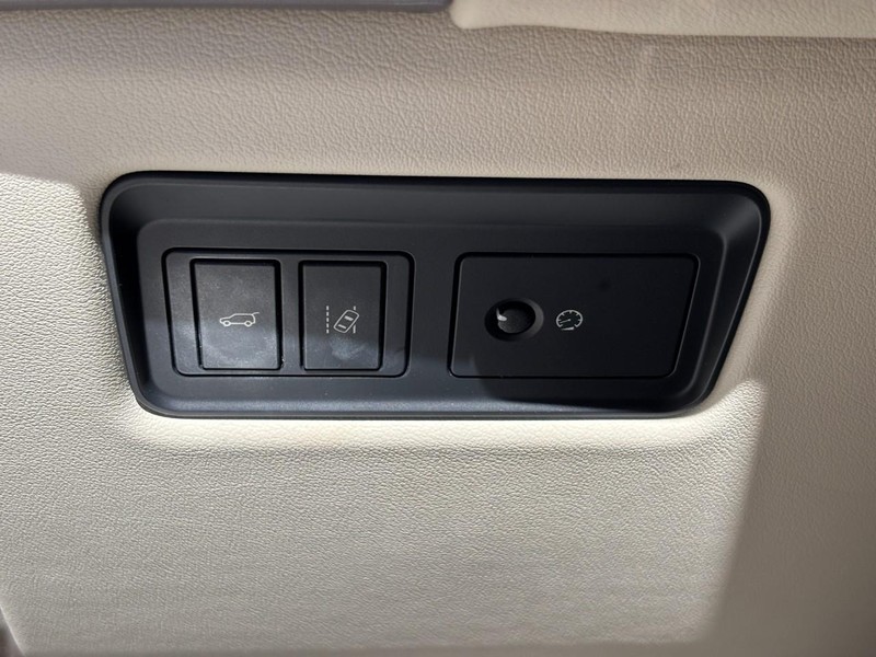 Land Rover Range Rover Sport Vehicle Image 16