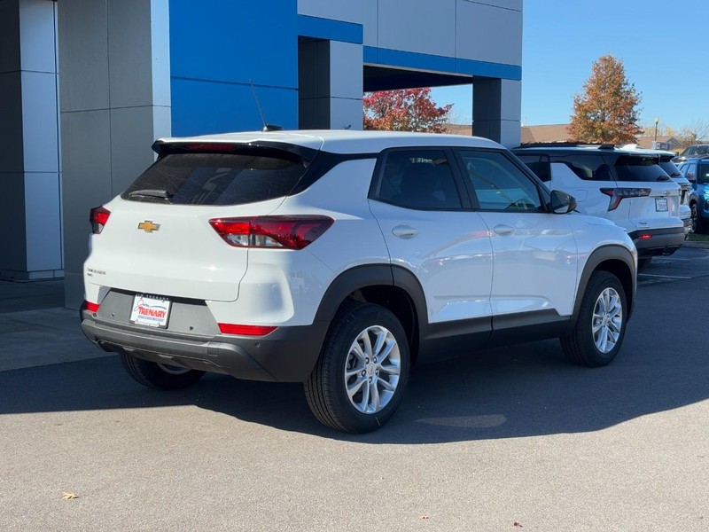 Chevrolet TrailBlazer Vehicle Image 03