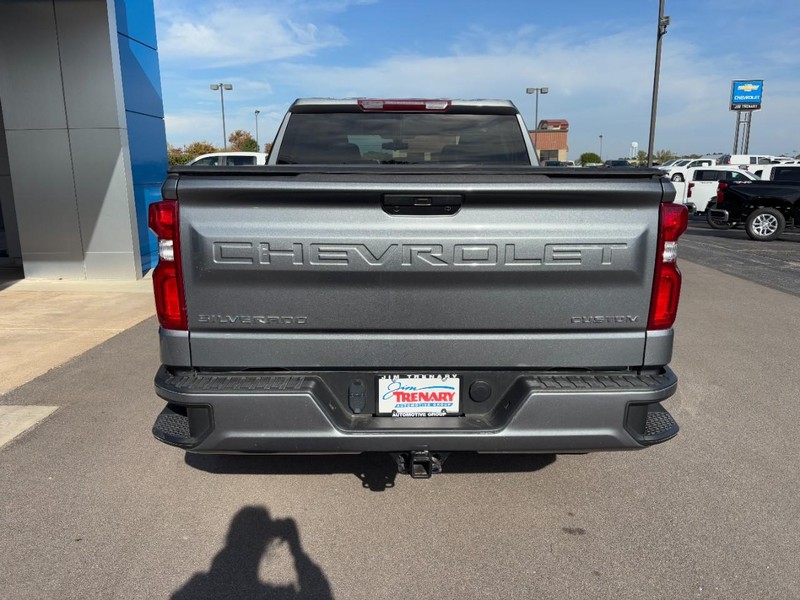 Chevrolet Silverado 1500 LTD Vehicle Image 05