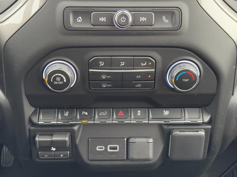 Chevrolet Silverado 2500HD Vehicle Image 09