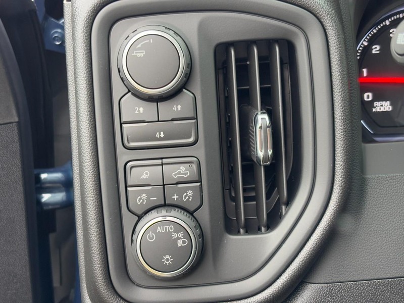 Chevrolet Silverado 2500HD Vehicle Image 11