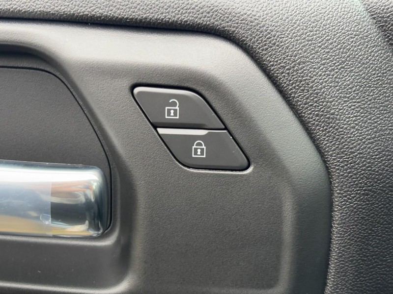 Chevrolet Silverado 2500HD Vehicle Image 18