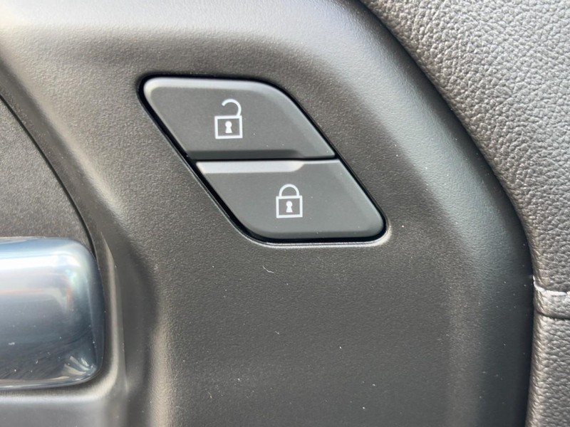 Chevrolet Silverado 1500 Vehicle Full-screen Gallery Image 24