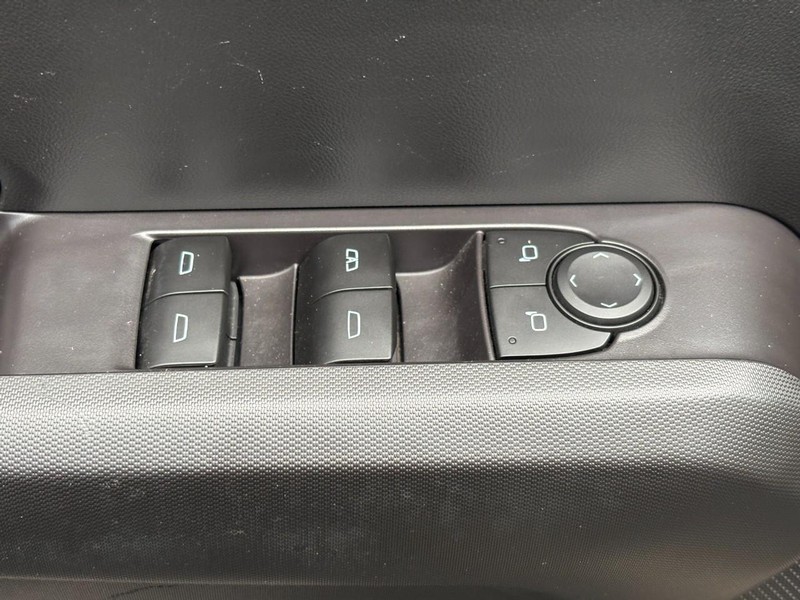 Chevrolet Colorado Vehicle Full-screen Gallery Image 23