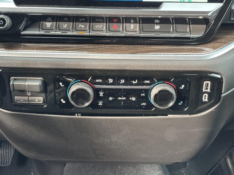 Chevrolet Silverado 3500HD Vehicle Image 09