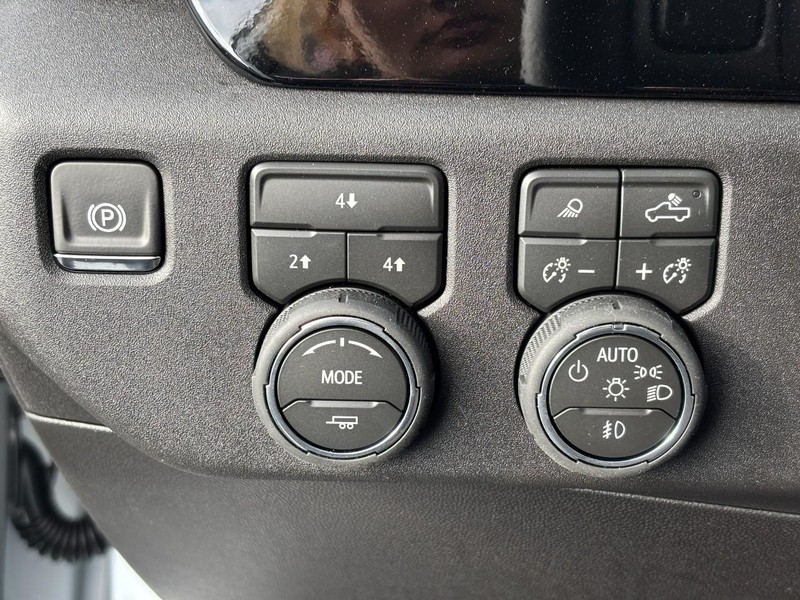 Chevrolet Silverado 3500HD Vehicle Image 11