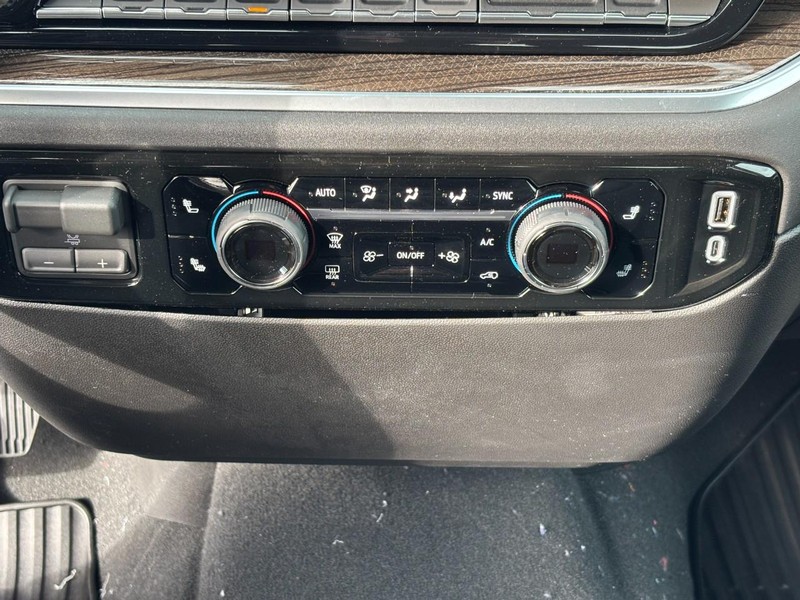 Chevrolet Silverado 3500HD Vehicle Image 18