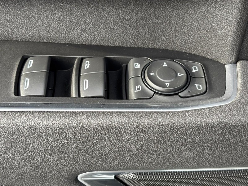 Chevrolet Silverado 3500HD Vehicle Image 19