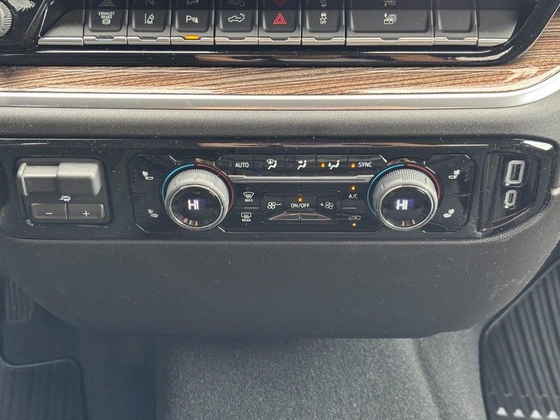 Chevrolet Silverado 2500HD Vehicle Image 09