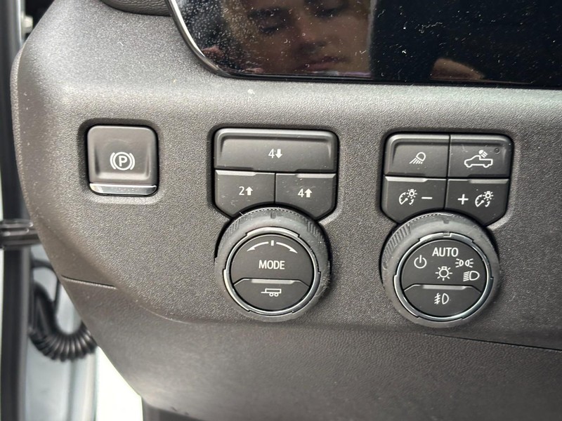 Chevrolet Silverado 2500HD Vehicle Image 11