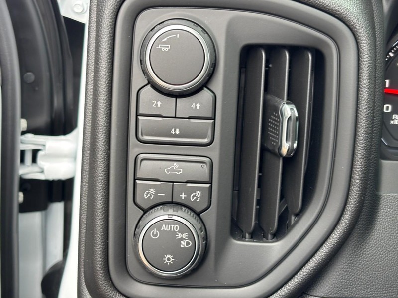 Chevrolet Silverado 2500HD Vehicle Image 11