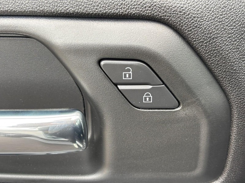 Chevrolet Silverado 2500HD Vehicle Image 18