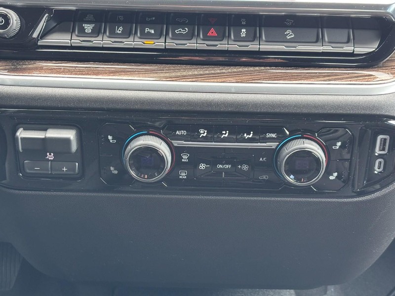 Chevrolet Silverado 2500HD Vehicle Image 09