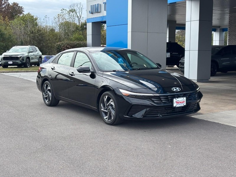 Hyundai Elantra Vehicle Image 02