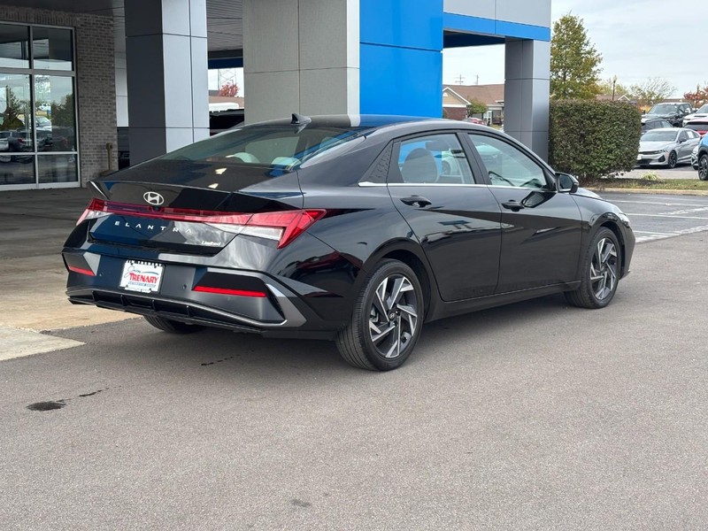 Hyundai Elantra Vehicle Image 03