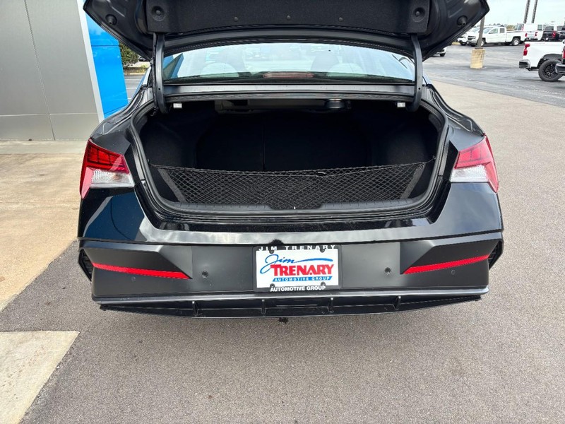 Hyundai Elantra Vehicle Image 04