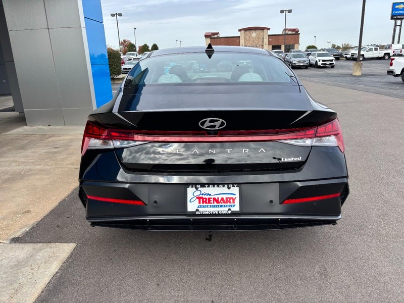 Hyundai Elantra Vehicle Image 05