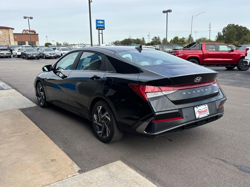 Hyundai Elantra Vehicle Image 06