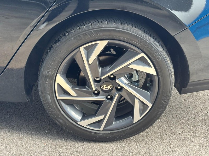 Hyundai Elantra Vehicle Image 07